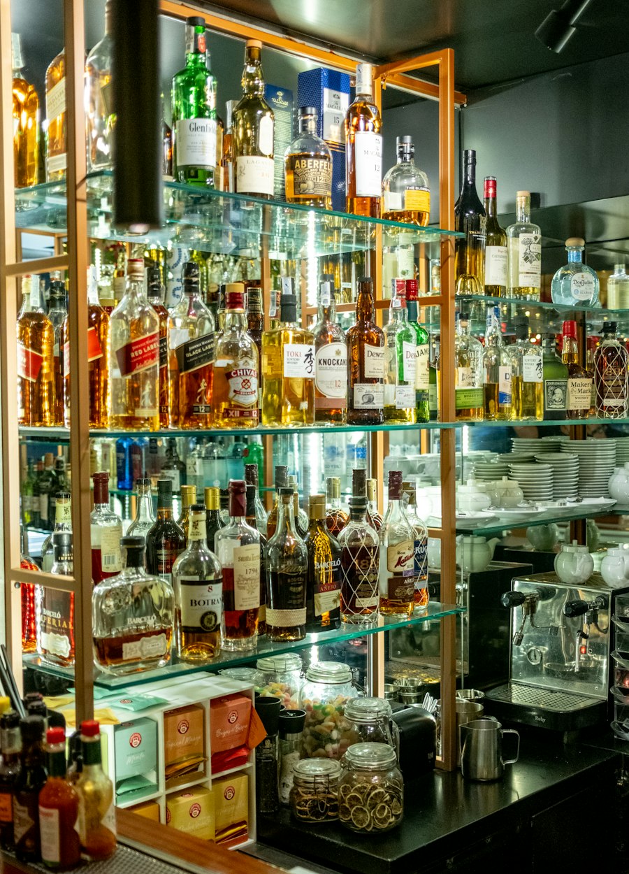 Bar & Lounge — floor / counter